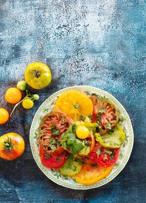 Salade de tomates multicolores