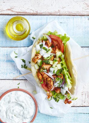 Sandwich grec façon gyros au poulet mariné et pain pita