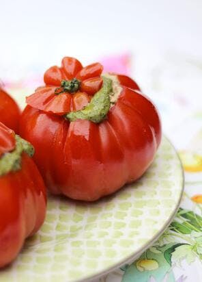 Tomate farcie végétarienne, noix et sauce basilic