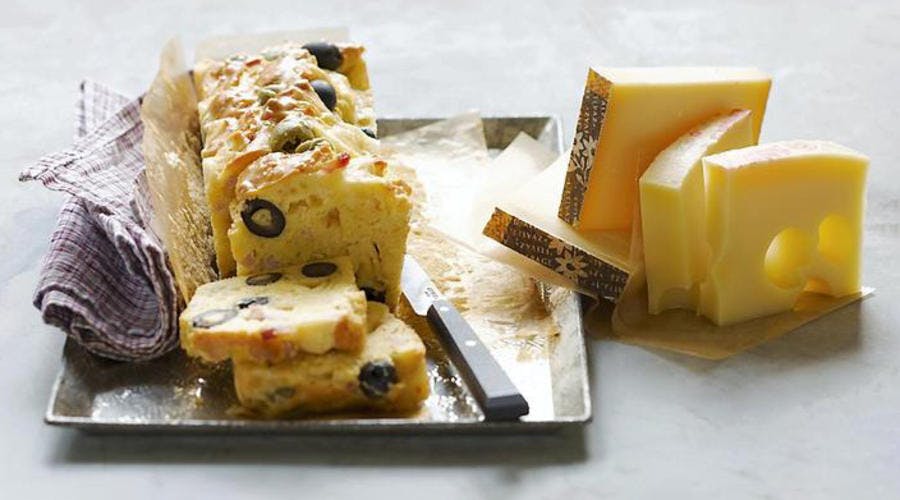 Cake aux olives, à l'Etivaz AOP et à l'Emmentaler AOP suisse 