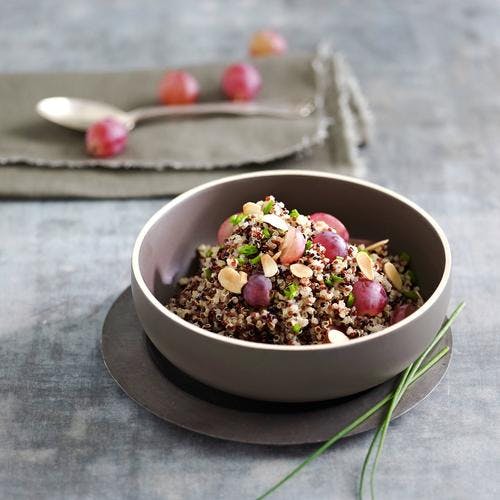 Salade de quinoa aux raisins et aux amandes 