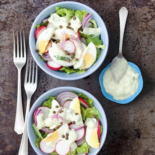 salade de laitue aux radis, oeufs et sauce au yaourt 