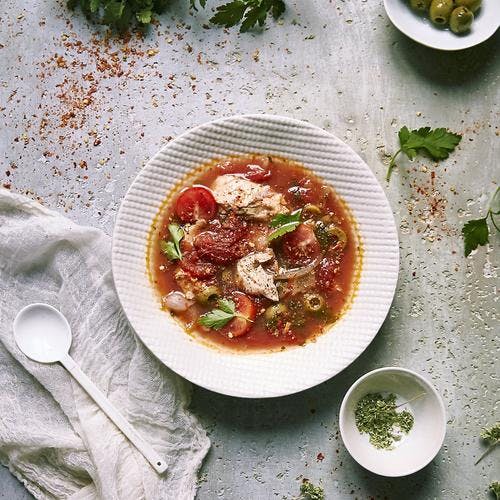 Soupe cioppino de tomates, persil et bar 