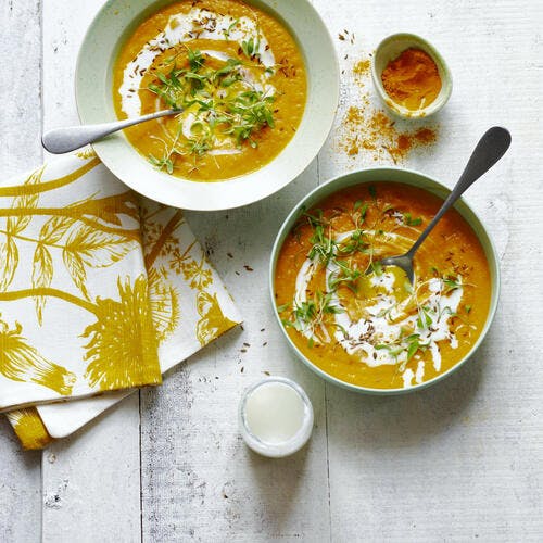 Golden soup carotte-chou-fleur au citron confit, pousses de coriandre 