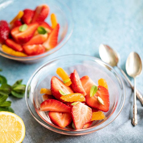 Salade de fraises et abricots marinés à la cardamome 