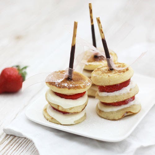 Brochettes de fraises et pancakes 