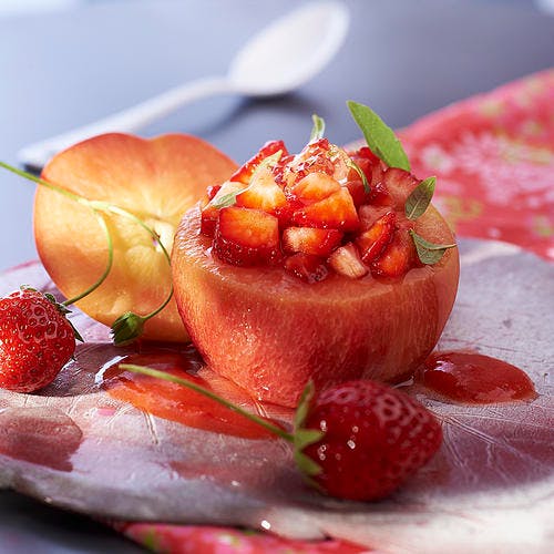 Pêches farcies aux fraises des bois, gelée citron-basilic 