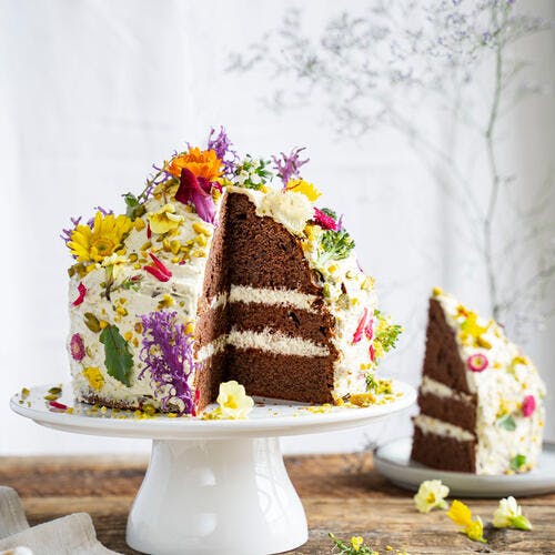 Layer cake chocolat-pistache et fleurs 