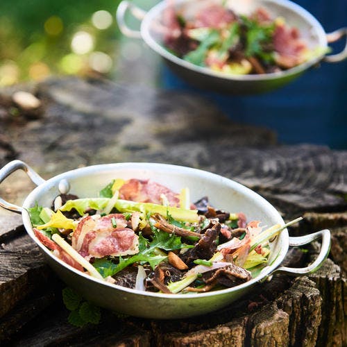 Salade de pissenlit, pancetta et légumes, vinaigrette au miso 