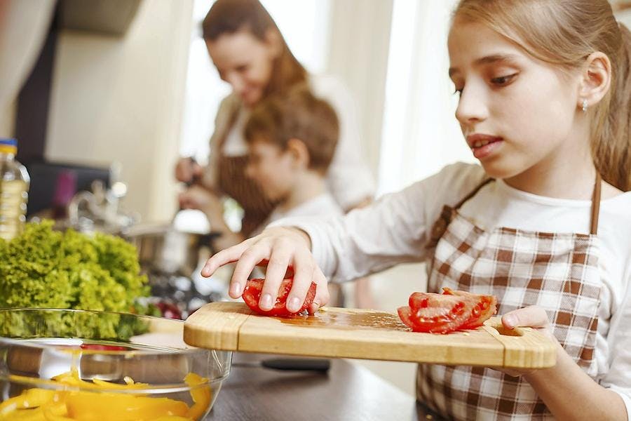 illust-tomate-cuisine-enfant-famille-maison_is.jpg 