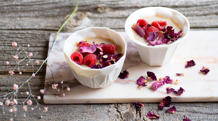 Petites crèmes dessert litchi-rose-framboises 