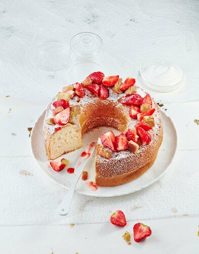 Chiffon cake nature, crème chantilly, fraises et rhubarbe