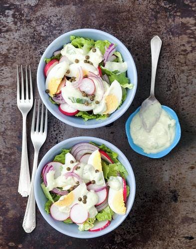 salade de laitue aux radis, oeufs et sauce au yaourt