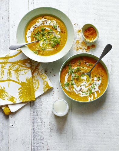Golden soup carotte-chou-fleur au citron confit, pousses de coriandre