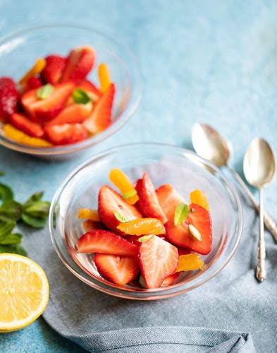 Salade de fraises et abricots marinés à la cardamome