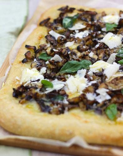 Pizza aubergine, mozzarella et champignons