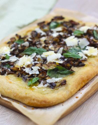 Pizza aubergine, mozzarella et champignons