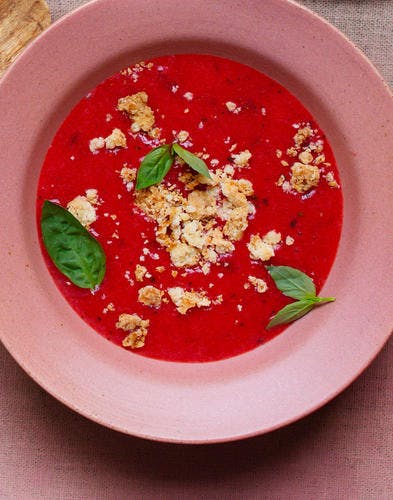 Soupe de fraise au basilic et crumble