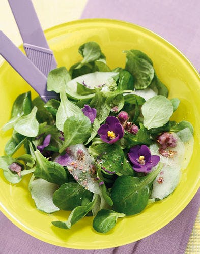 Salade de mâche et poire, vinaigrette de violette