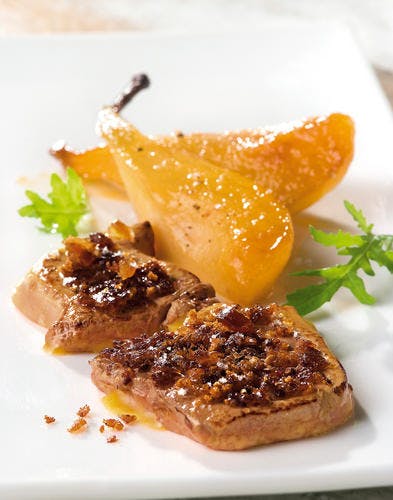 Escalopes de foie gras panées aux dattes et au pain d'épice, poires rôties