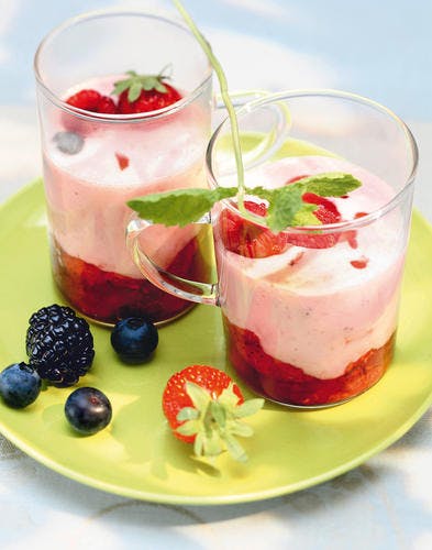 Yaourt mixé avec des fraises, sirop de fruits