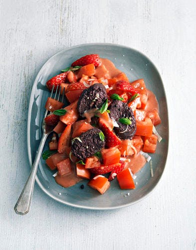 Salade de tomates, fraises et boudin noir