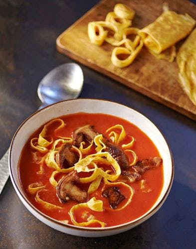 Soupe de tomates, cèpes et nouilles d'oeufs