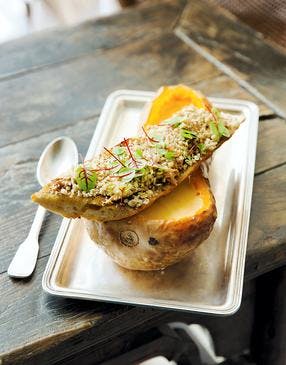 Velouté de butternut, tartines au foie gras et gomasio de châtaigne
