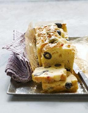 Cake aux olives, à l'Etivaz AOP et à l'Emmentaler AOP suisse