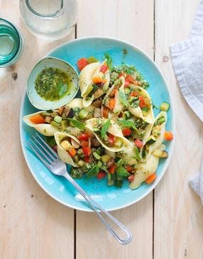 Salade de conchiglioni au pesto et aux petits légumes d'été