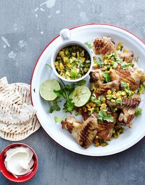 Pilons et ailes de poulet marinés, salade de maïs grillé