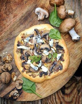 Pizza aux champignons, bleu et noix