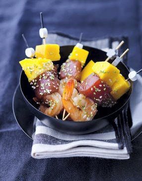 Brochettes apéritives de thon rouge, crevette et mangue
