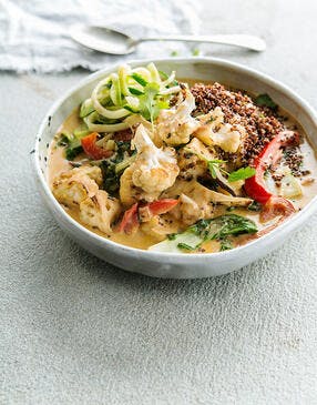 Quinoa rouge aux légumes, sauce au curry et au lait de coco (vegan)