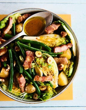 Salade composée aux haricots verts, pommes de terre, lardons et vinaigrette au curry