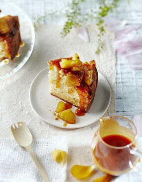 Cake moelleux aux pommes, amande et caramel au beurre salé 