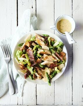 Salade poulet-bacon, sauce caesar ciboulette
