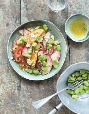 Salade de boulghour, tomates, fèves et pêches