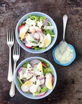 Salade de laitue aux radis, oeufs et sauce au yaourt