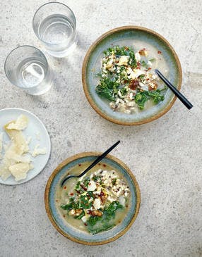 Bouillon de légumes au chou kale, quinoa et riz arborio