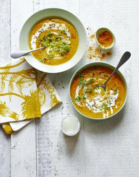 Golden soup carotte-chou-fleur au citron confit, pousses de coriandre