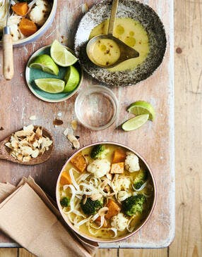 Tagliatelles aux légumes, bouillon curry-coco