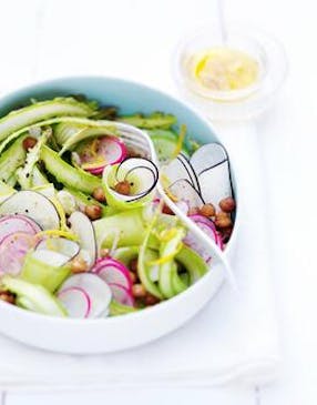 Salade d’asperges vertes et radis aux pois chiches rôtis