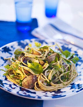 Spaghettis aux palourdes, marinière herbacée