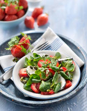 Salade de mâche aux fraises et chèvre frais