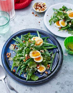Salade de haricots verts, œuf, noisettes et cerfeuil