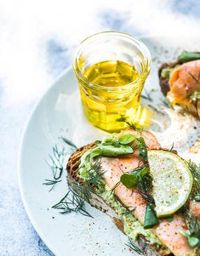 Avocado toast au saumon fumé à l’huile d’olive