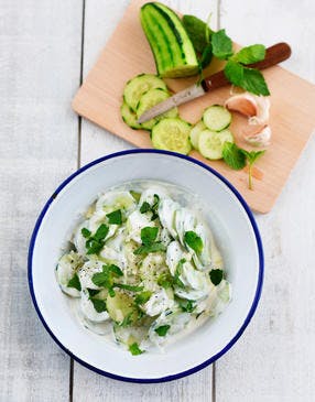 Salade de concombre au yaourt, menthe et ail