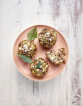 Muffins de quinoa aux courgettes et feta marinée