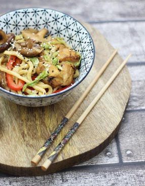 Wok de nouilles express aux légumes et poulet yakitori